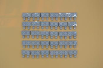 Preview: LEGO 30 x Platte 2 Clips neuhell grau Light Bluish Gray Plate 1x2 O Clips 60470b