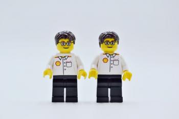 Preview: LEGO 2 x Figur Minifigur Shell Mitarbeiter Shell White Torso Sticker shell015 