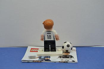 Preview: LEGO Figur 71014 DFB Die Mannschaft Nationalmannschaft Nr. 18 Toni Kroos