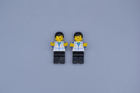 LEGO 2 x Figur trn094 Minifig Mann mit schwarzen Beinen 2 weiÃŸe Taschen